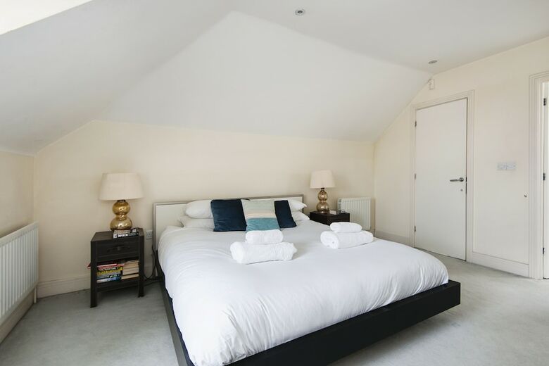 Lovely Putney Home By The Thames
