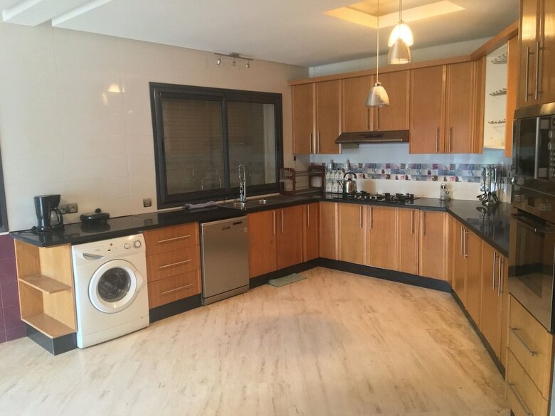 Luxurious 5 Bedrooms Villa Ref Hi51053