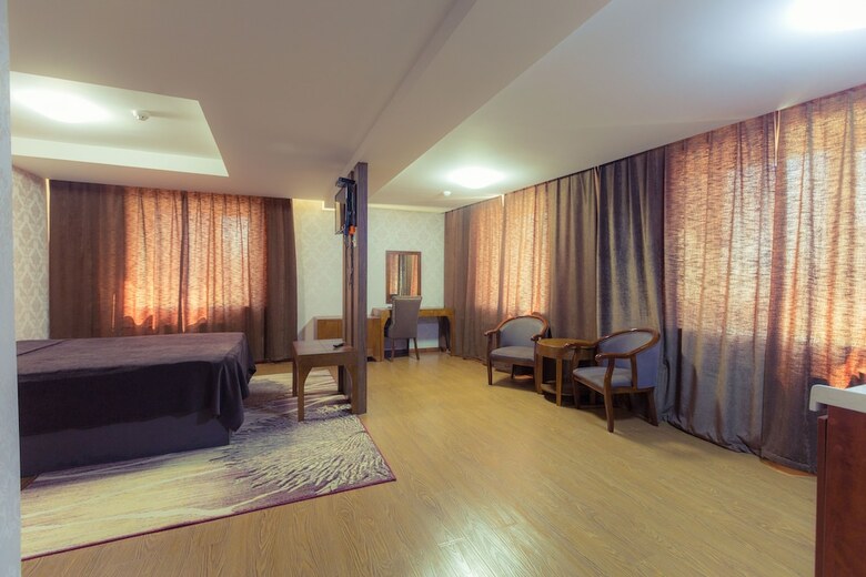 Hotel Street63