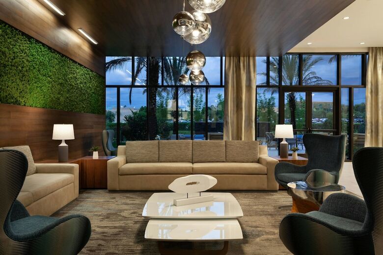 Hotel Springhill Suites By Marriott Orlando At Millenia