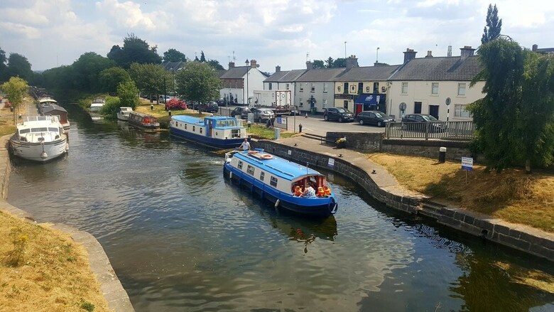 Roisin Dubh Houseboat