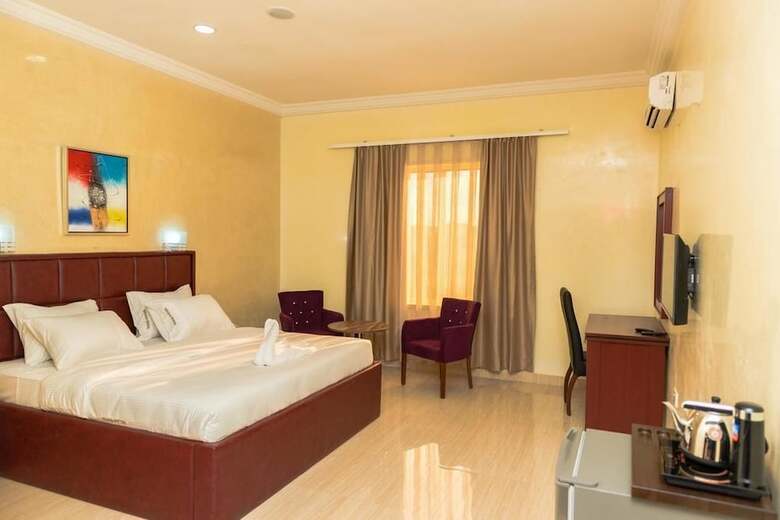 Hotel Sefcon Suites And Apartment