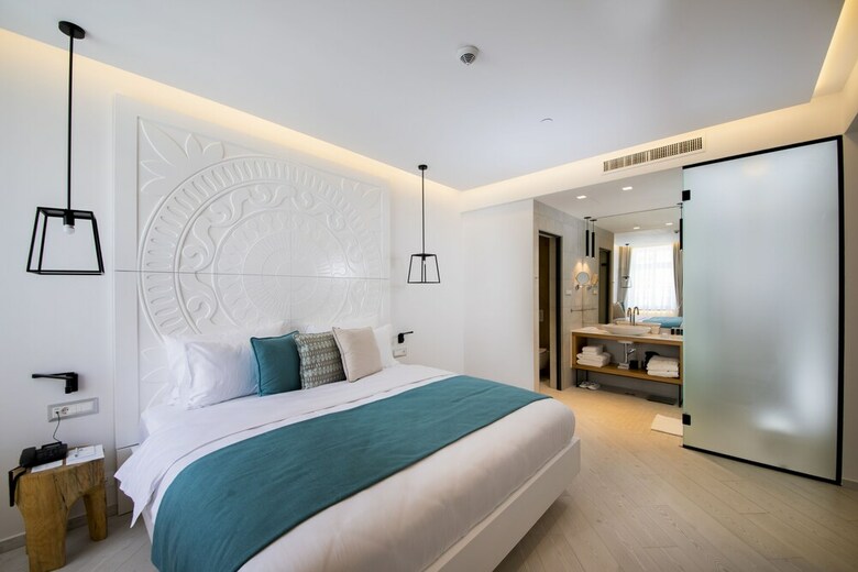 Lazure Hotel And Marina