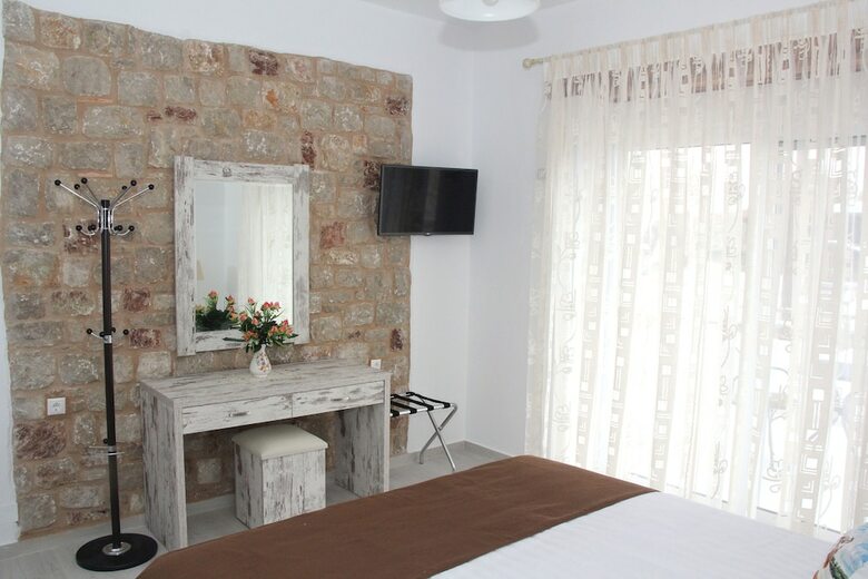Haraki Stone Apartments