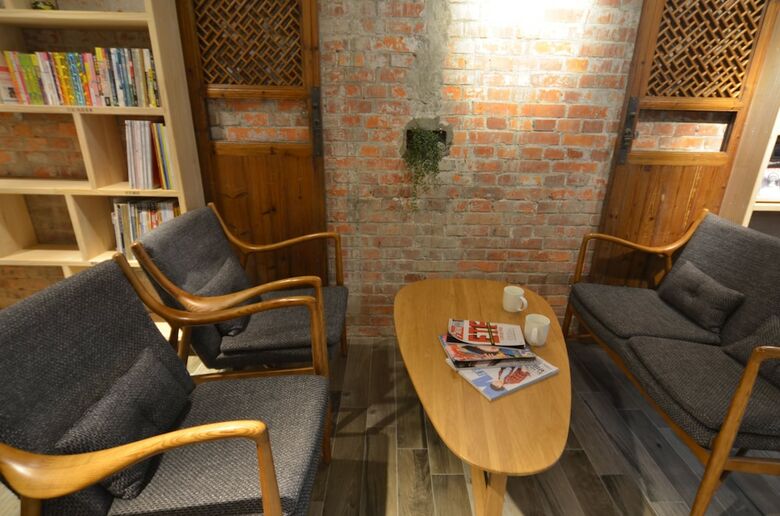 Hostal 1969.book - Hostel