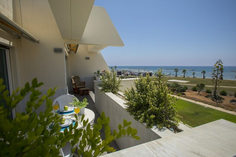 Apartamentos Lordos Sunshore Beachfront Suite