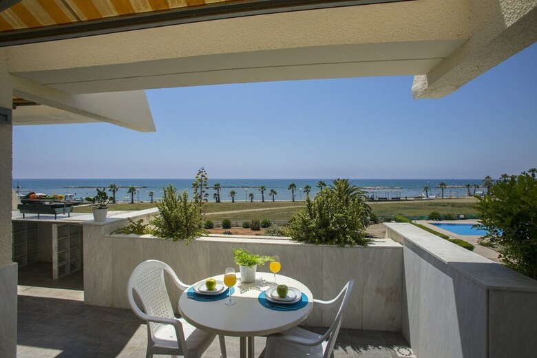 Apartamentos Lordos Sunshore Beachfront Suite