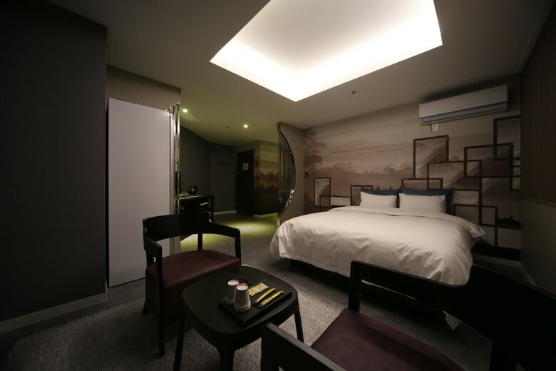 Hotel Drama Motel