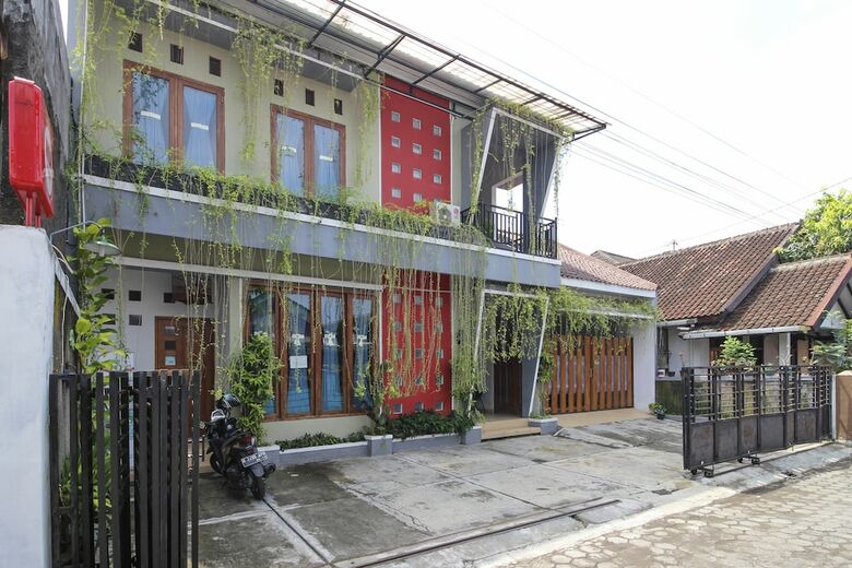 Hotel Reddoorz Plus Near Hartono Mall