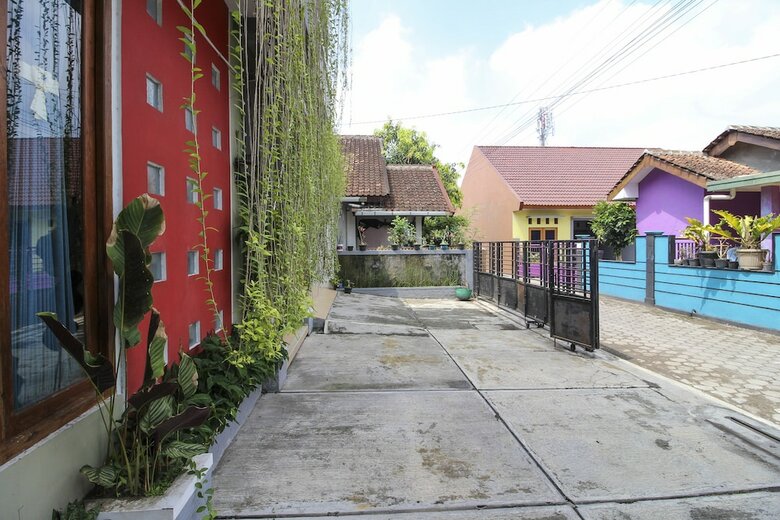 Hotel Reddoorz Plus Near Hartono Mall