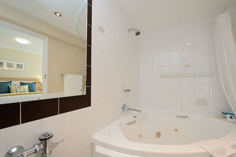Peninsula All-suite Hotel
