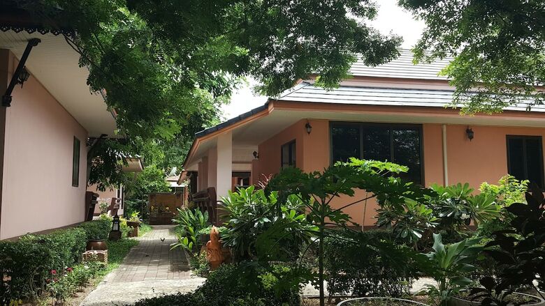 Hotel Phalaburi Resort