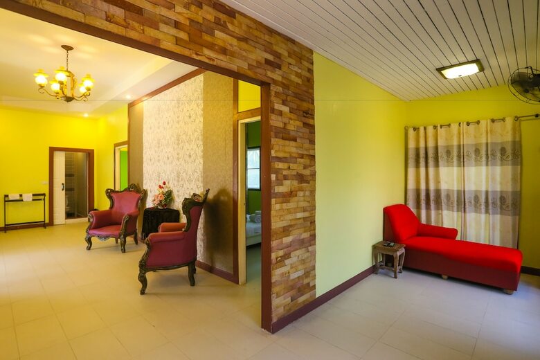 Hotel Phalaburi Resort