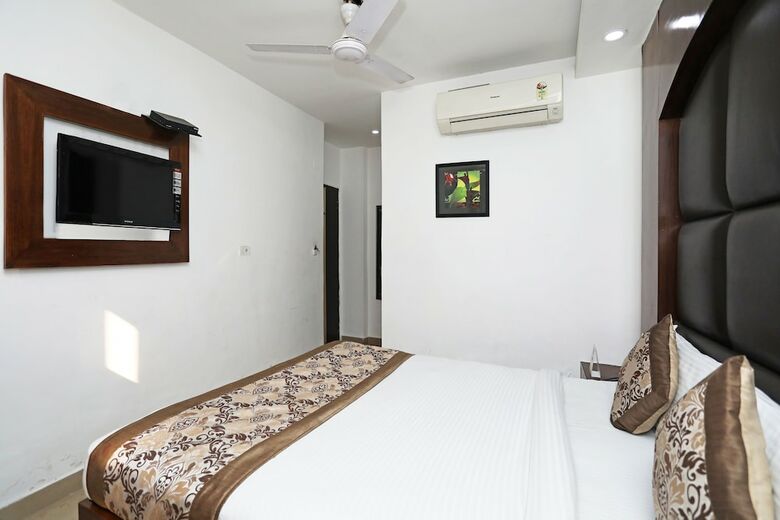 Oyo 8933 Hotel Cg International