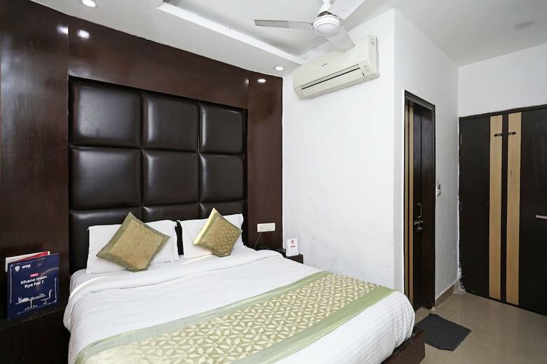 Oyo 8933 Hotel Cg International