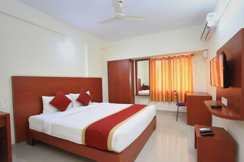 Hotel Oyo 9653 Ample Premium Suites