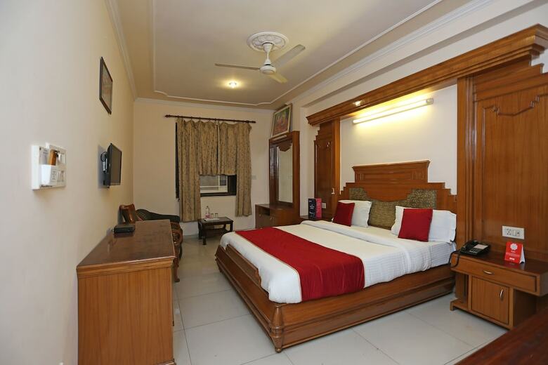 Oyo 6886 Hotel Gold Palace