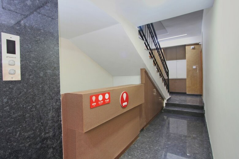Oyo 10379 Hotel Varcity Sapphire