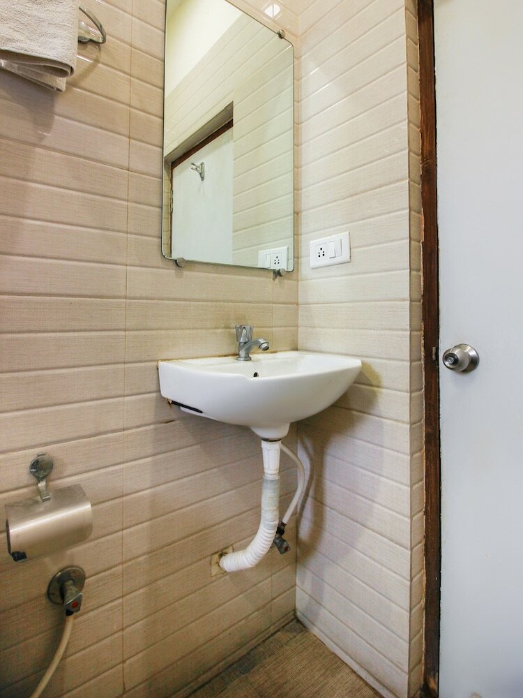 Oyo 8941 Hotel Golden Leaves