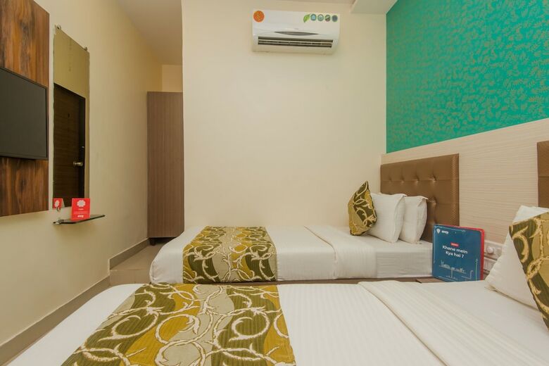 Oyo 8678 Hotel Golden Nest