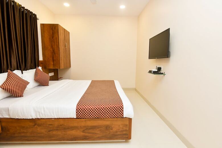 Hotel Oyo 8757 Prakash Inn