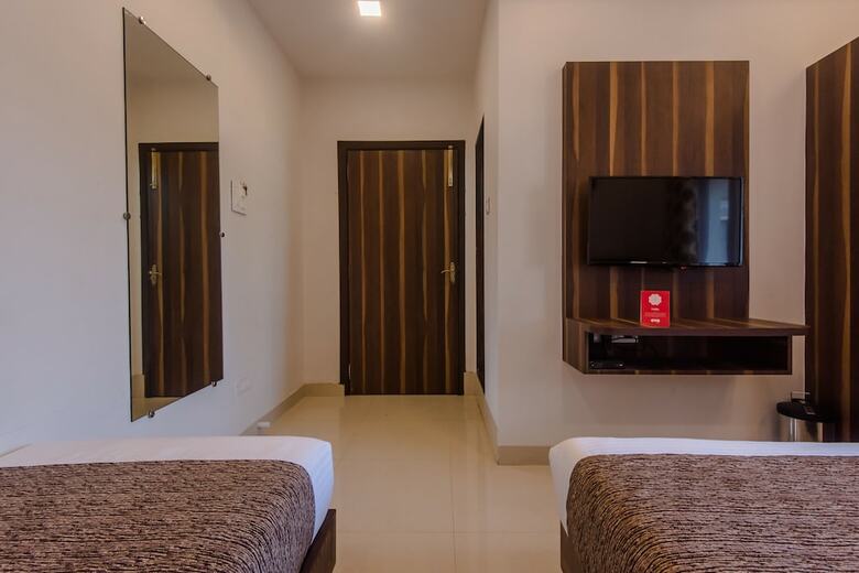 Oyo 10217 Hotel Golden Palms
