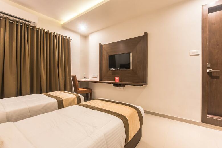 Hotel Oyo 9328 Empire Suite