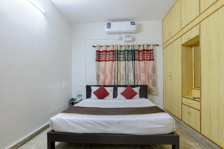 Hotel Oyo 9250 Green Suits