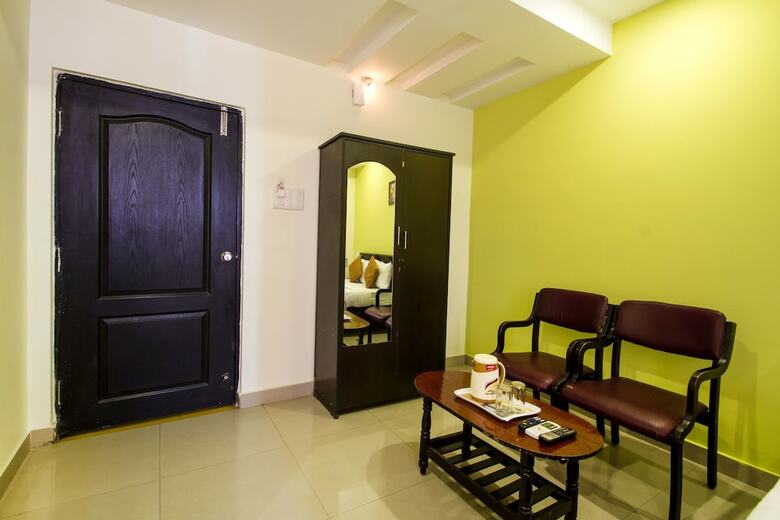 Hotel Oyo 8618 Mourya Grand