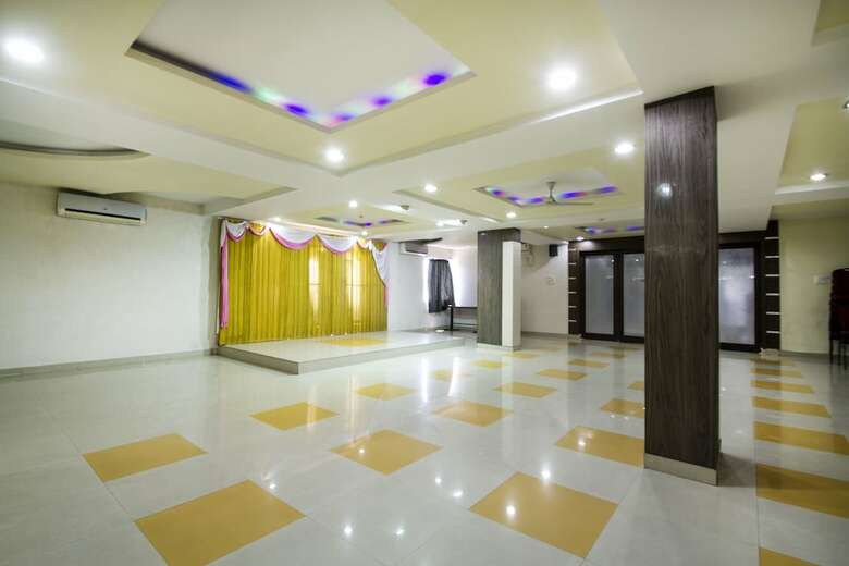 Hotel Oyo 8618 Mourya Grand