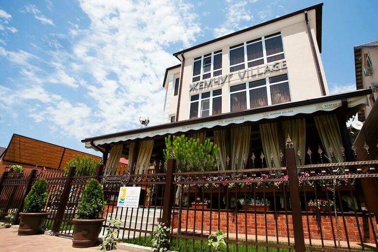 Zhemchug Village Hotel