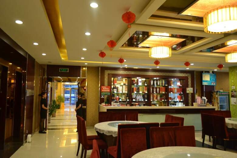 Longmen Peony Xinyudong Hotel