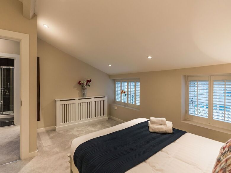 Pierce Brosnan Suite - Hiphipstay