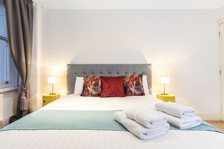 Club Living - Baker Street Apartments