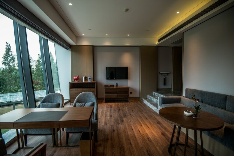 Yading Peninsula Hotel