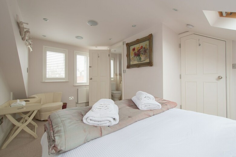Beautiful Barnes Home With Garden
