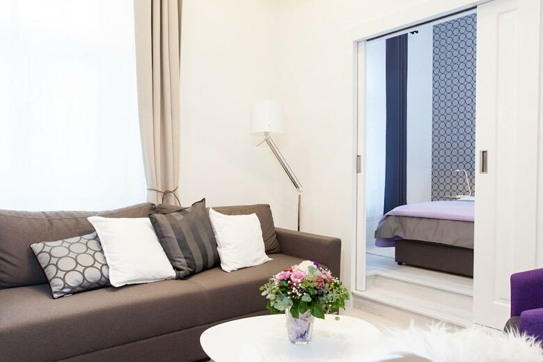 Tesla Boutique Apartments & Rooms