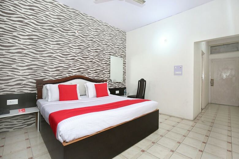 Oyo 10376 Hotel Golden Inn