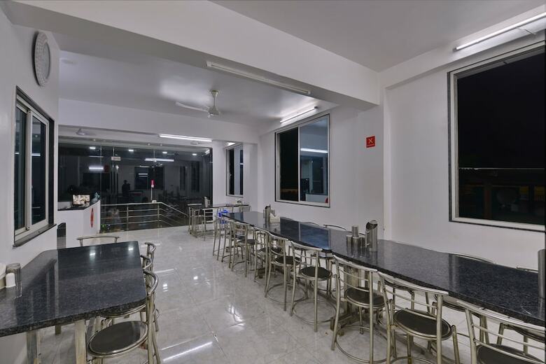 Oyo 4727 Hotel Sangam Pacific