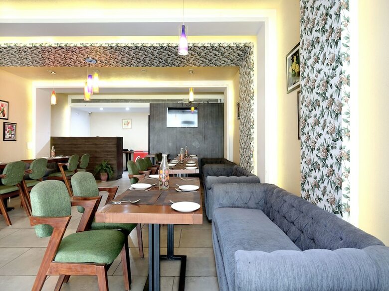 Oyo 7100 Hotel Crossroads