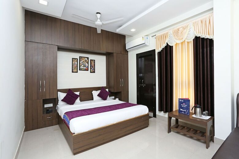 Oyo 10472 Hotel Queen
