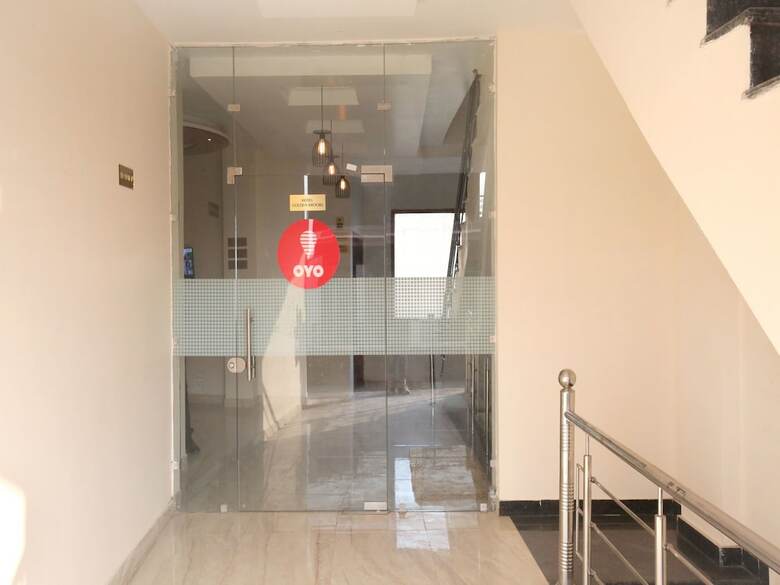 Oyo 10330 Hotel Golden Brooks
