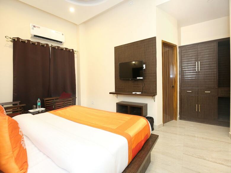 Oyo 10330 Hotel Golden Brooks