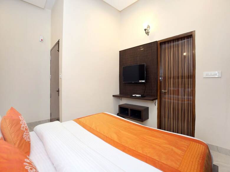 Oyo 10330 Hotel Golden Brooks