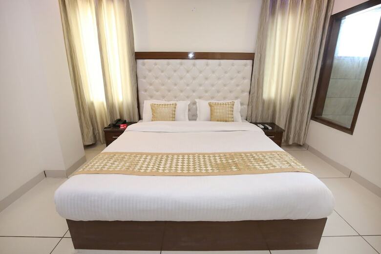 Oyo 9420 Hotel Silver Palm