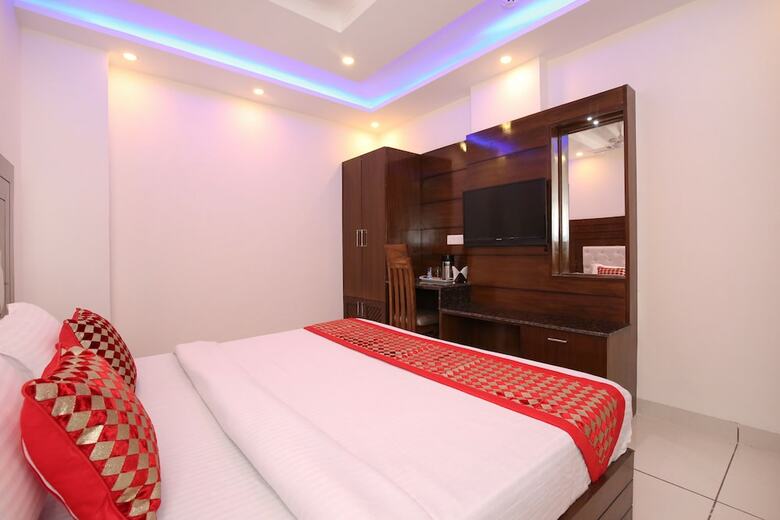 Oyo 9420 Hotel Silver Palm