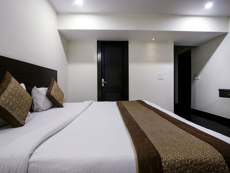 Capital O 9367 Hotel Agra Cantt