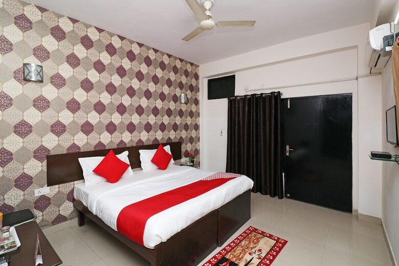 Hotel Oyo 3426 The Grand White Inn