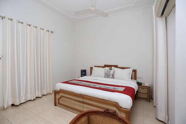 Oyo 10072 Hotel Amrit Regency