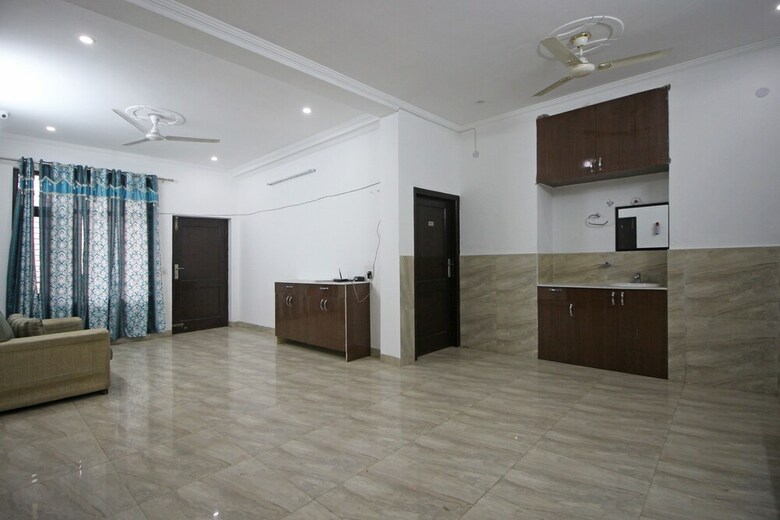 Hotel Oyo 7526 Rising Star Sec 45